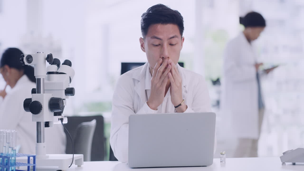 노트북에서 일하는 스트레스를 받은 남성 과학자