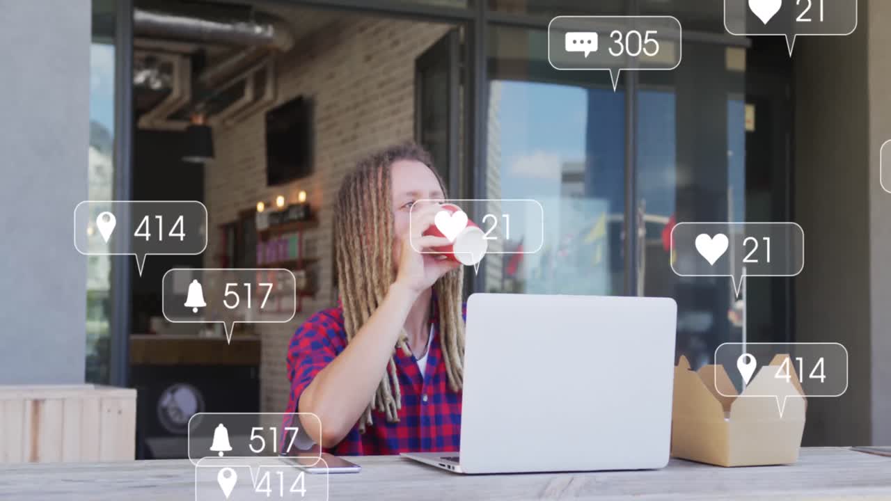 태블릿을 사용하는 백인 남성에 대한 소셜 미디어 아이콘과 숫자의 애니메이션
