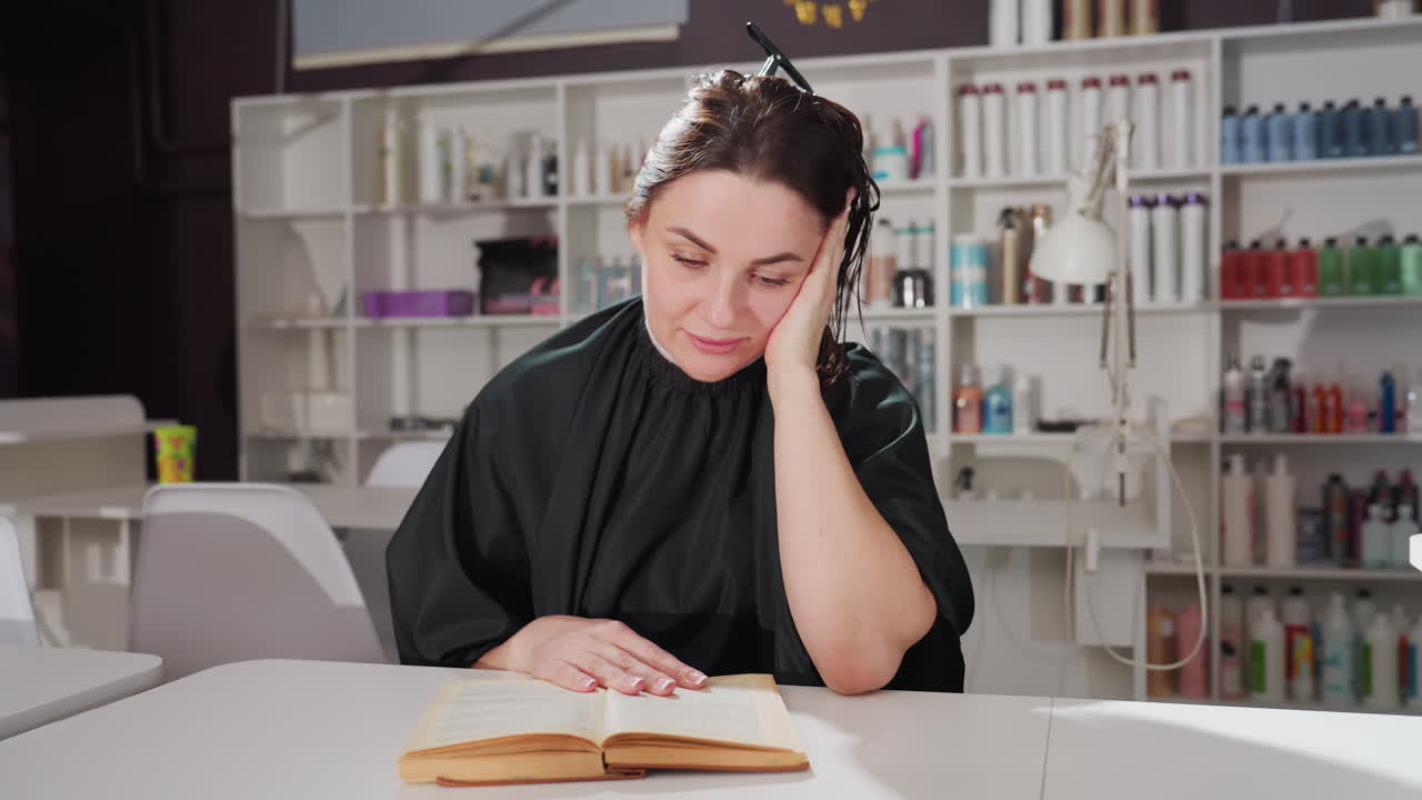 제품을 신중하게 검토하는 소유주, 미용 용품 선반 사이에서 계획을 숙고하는 미용실 관리자, 재고를 검토하고 미래 성장을 계획하면서 깊은 생각에 잠긴 백인 여성 사업가