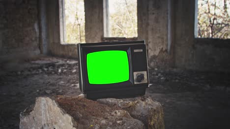 오래된 tv의 녹색 화면으로 확대하는 빈티지 스타일 4k