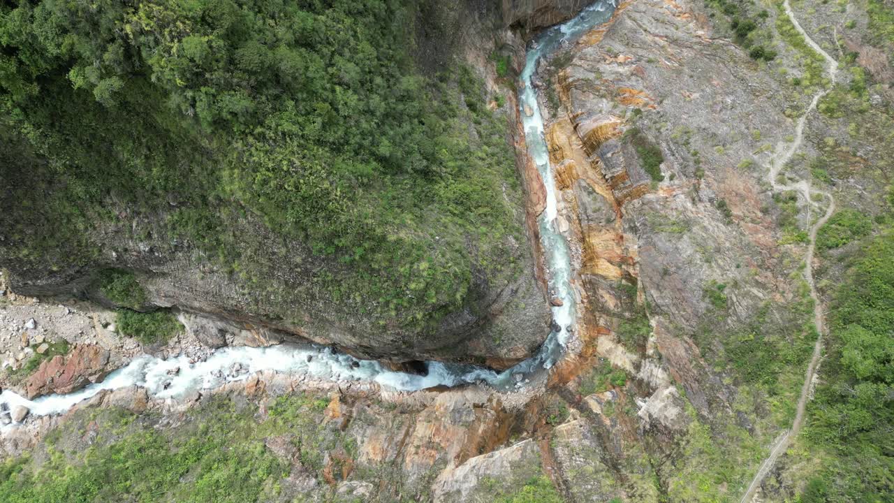 Filmato aereo di un canyon nella foresta pluviale con pareti arancioni suggestive e rapide turchesi impetuose