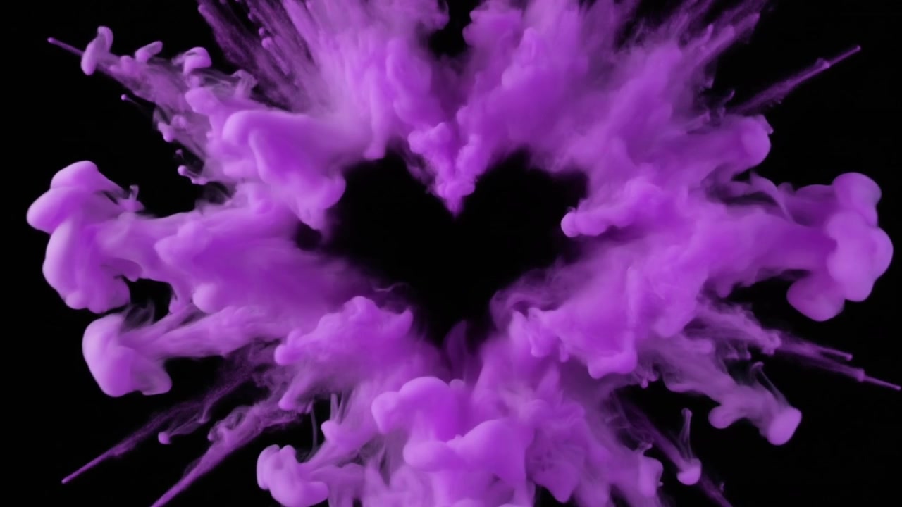 Nuvola di Inchiostro Viola che Forma un Cuore su Sfondo Nero