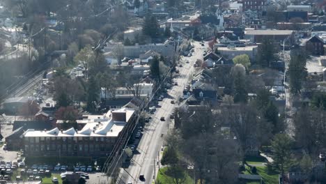 American-town-and-neighbourhood-in-hot-summer-afternoon,-USA