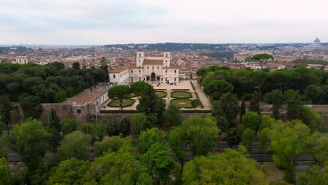 Vista-Aérea-De-Villa-Medici-Y-Su-Jardín-Italiano-En-Roma,-Contiguo-A-Los-Jardines-Borghese-Más-Grandes.