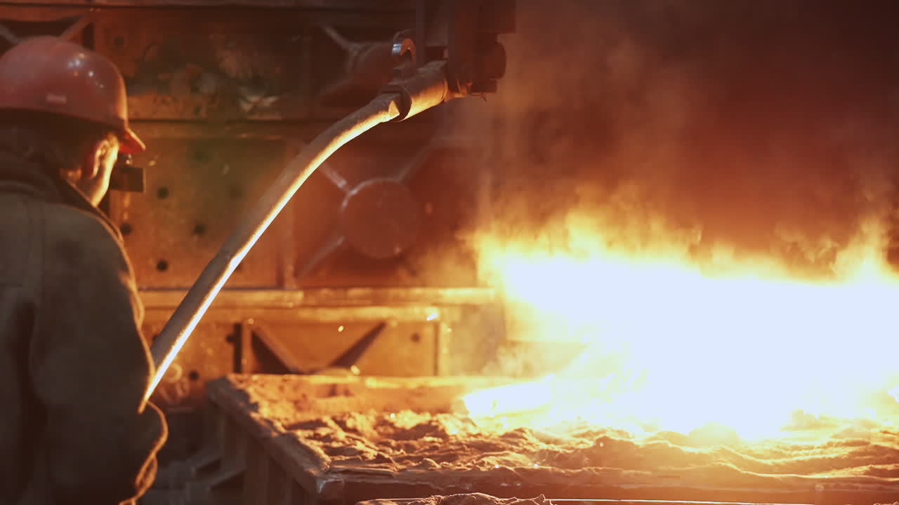 процесс литья металлов на литейном заводе