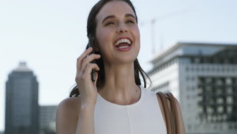mujer en el teléfono en la ciudad