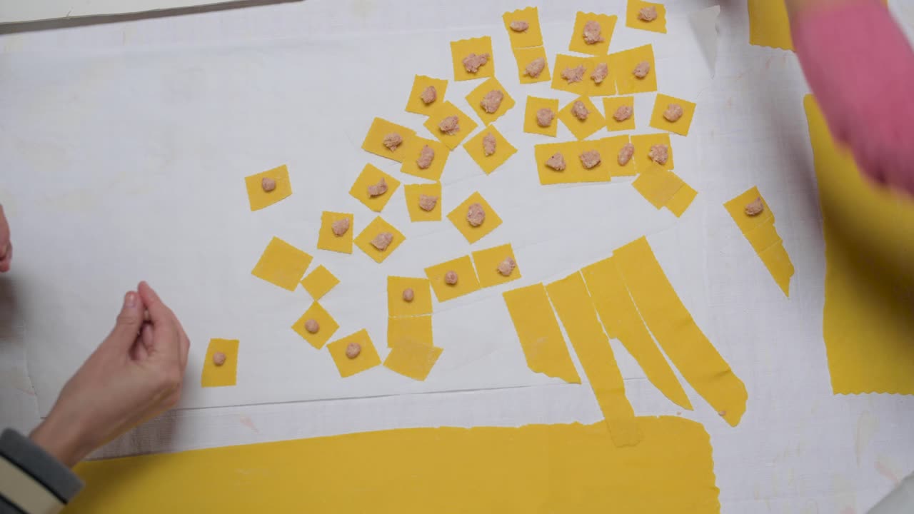 cosecha de una mujer mayor cocinando tortellini en casa