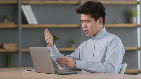 사무실에서 노트북으로 일하는 남자