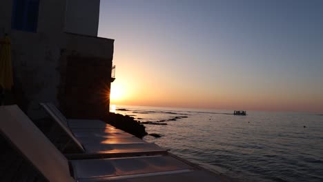 pintoresca vista a la playa de aguas tranquilas del océano y barco al atardecer, tiro, líbano, pan derecho revelar