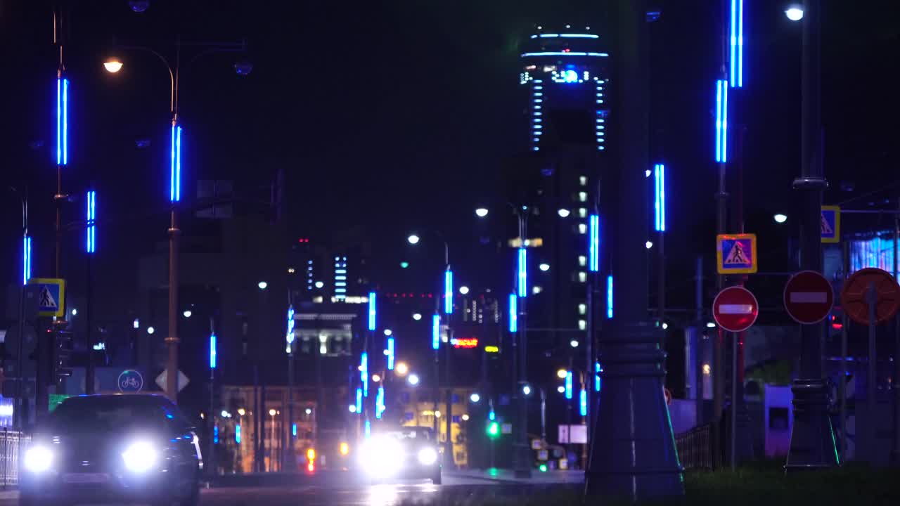 파란 불빛으로 밤에 도시 거리