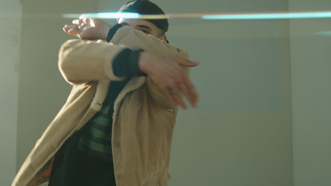 bailarina callejera realizando movimientos de brazos al aire libre