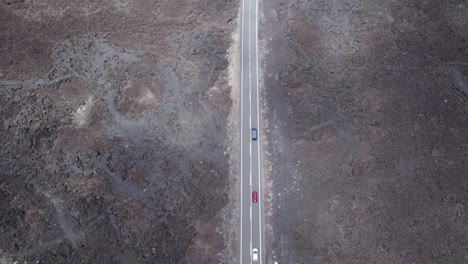 Toma-Aérea-De-Autos-En-Movimiento-Y-Sombra-De-Nube-En-Movimiento