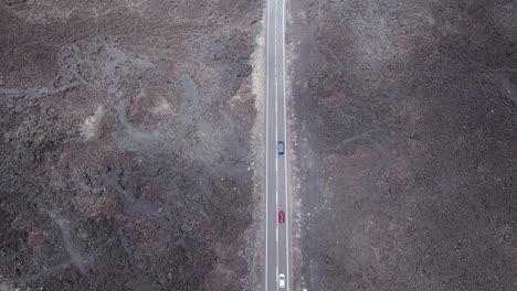 toma aérea de autos en movimiento y sombra de nube en movimiento