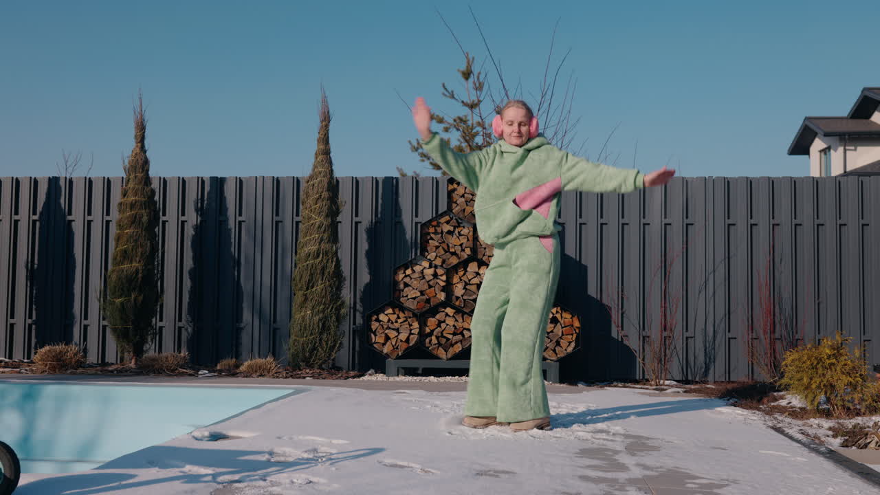 눈 속에서 춤추는 소녀