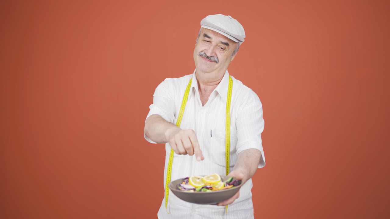 el anciano a dieta hace una elección.