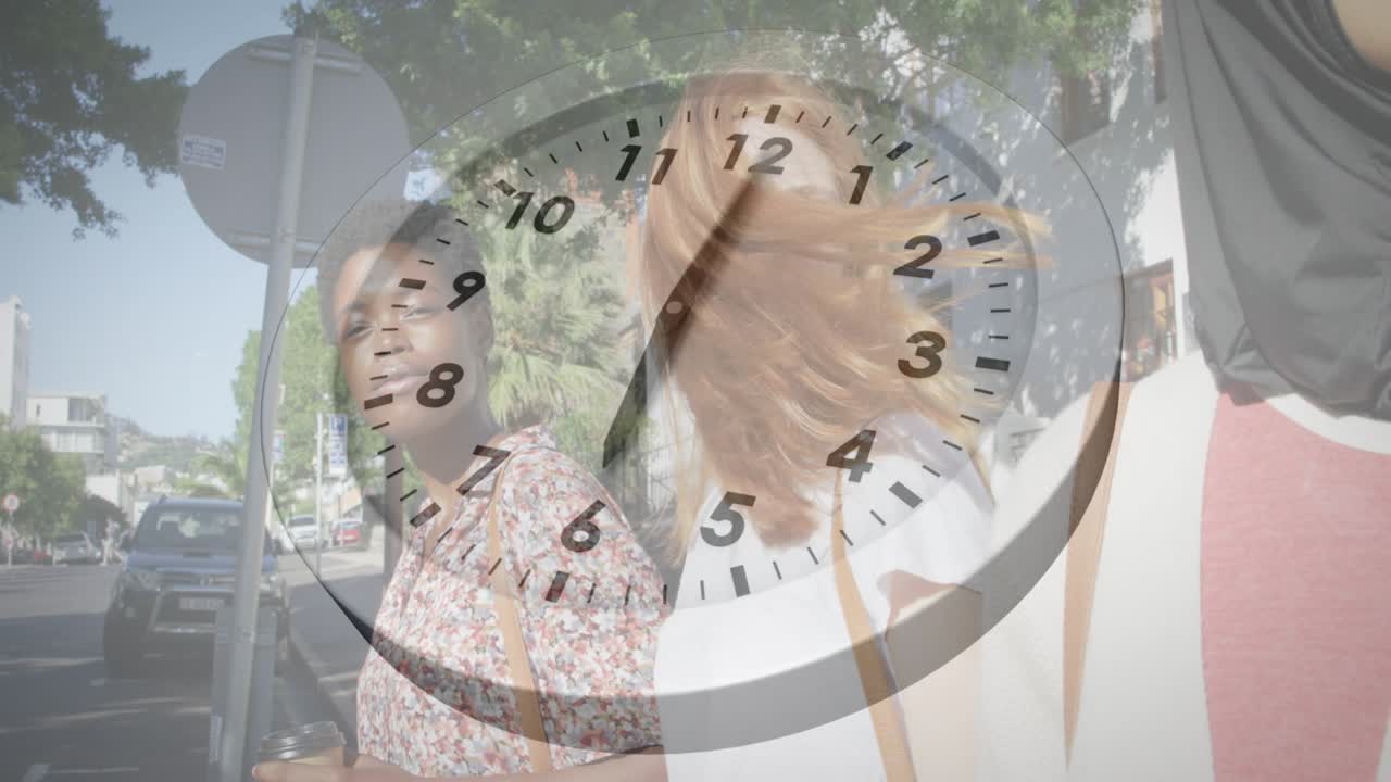Tres mujeres de pie en la acera, la de la derecha pidiendo un taxi, con un reloj superpuesto girando sobre el grupo para marketing.