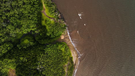 Mit-Sedimenten-Verunreinigtes,-Schlammiges-Wasser-Auf-Der-Insel-Molokai-In-Kawela,-Hawaii