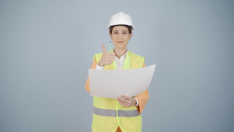 ingeniero mirando a la cámara y haciendo un gesto positivo.