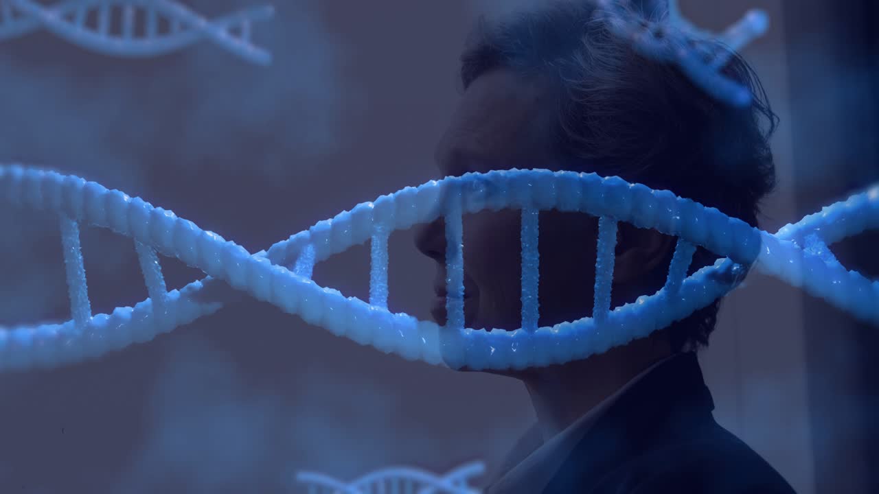 Donna matura in piedi di profilo mentre una luminosa elica di DNA le attraversa il viso, avviando visuali biotecnologiche.