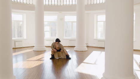 zoom en la toma de movimientos de baile de entrenamiento de bailarines japoneses masculinos contemporáneos en medio del estudio