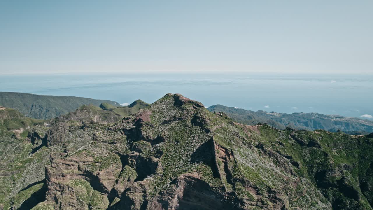 droneshot pico de ruivo, la montaña más alta de madeira, comenzando bajo y bajo y revelando el pico y la vista.