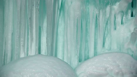 primer plano de una parte de una columna de hielo con pequeñas gotas de hielo