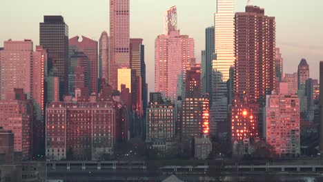 Toma-De-Lapso-De-Tiempo-Del-Amanecer-Reflejado-En-Los-Edificios-De-Manhattan,-Nueva-York