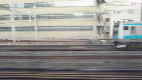 tren público moviéndose por el centro de tokio, japón