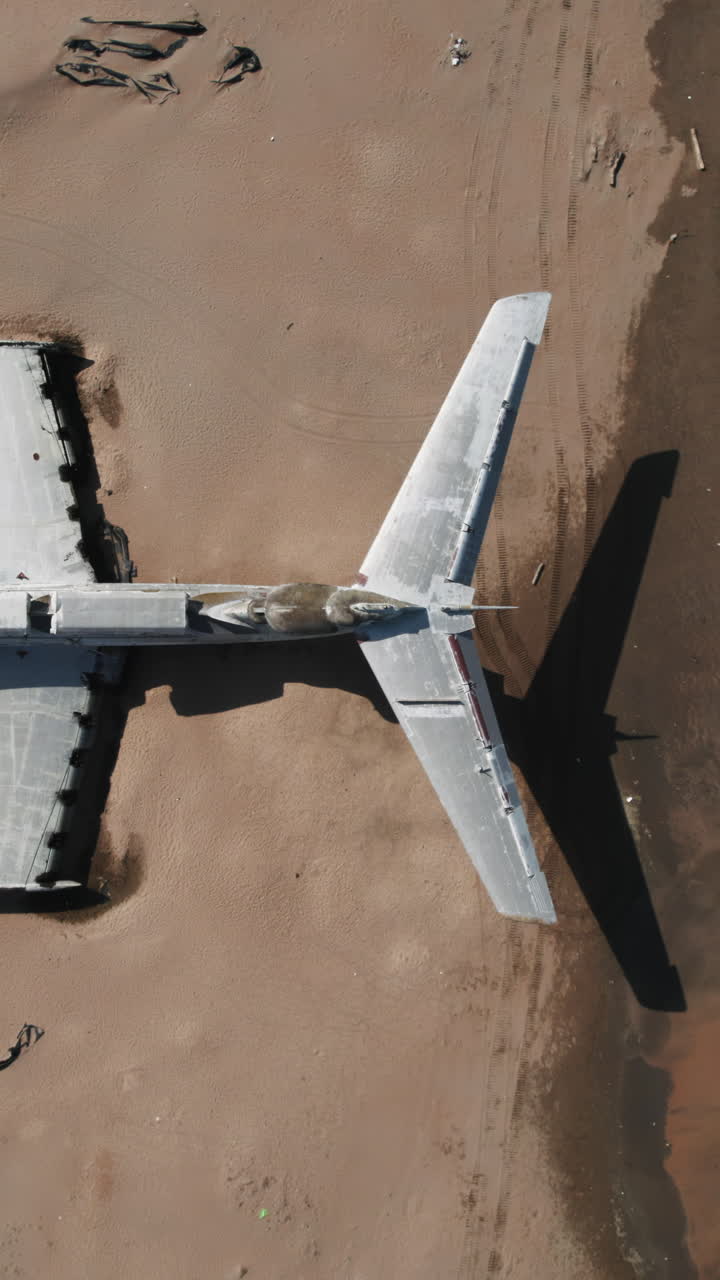 restos de aviones abandonados en una playa o desierto