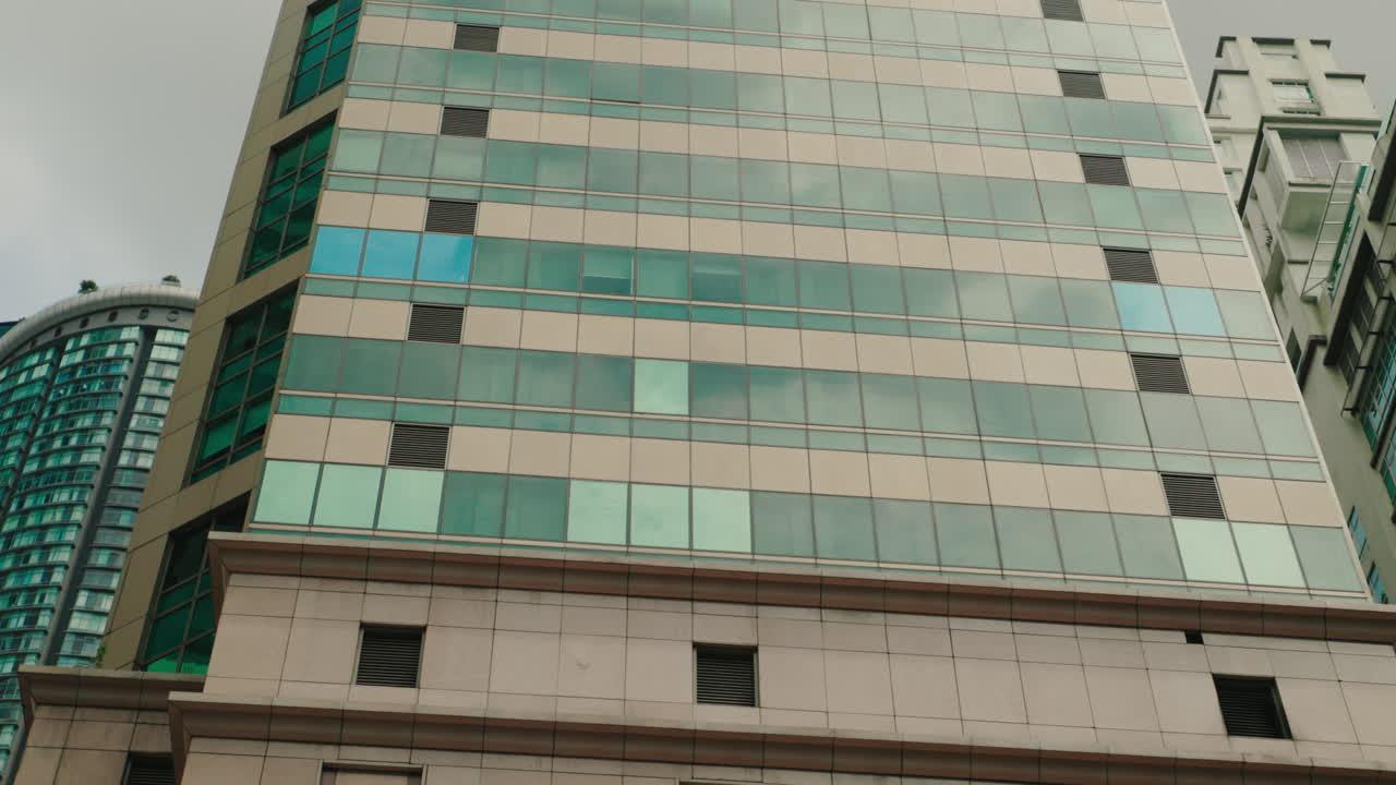 rascacielos moderno en una ciudad