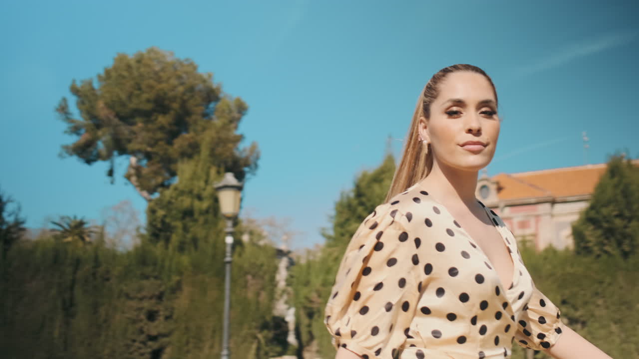 стильная молодая женщина, прогуливающаяся по парку.