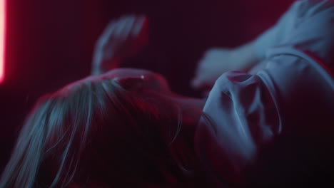 mujer con luz de neón