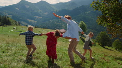 Eltern-Spielen-Spiele-Im-Freien-Mit-Kindern-Auf-Einem-Grünen-Hügel.-Familie-Hat-Spaß.