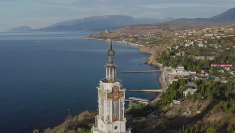 vista aérea de la torre de la iglesia en el paisaje de la costa 004