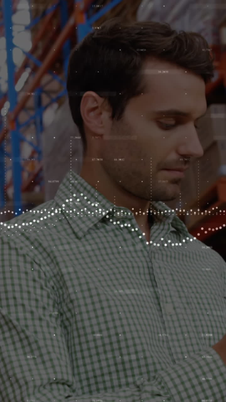 animación del procesamiento de datos financieros sobre un empresario caucásico en un almacén
