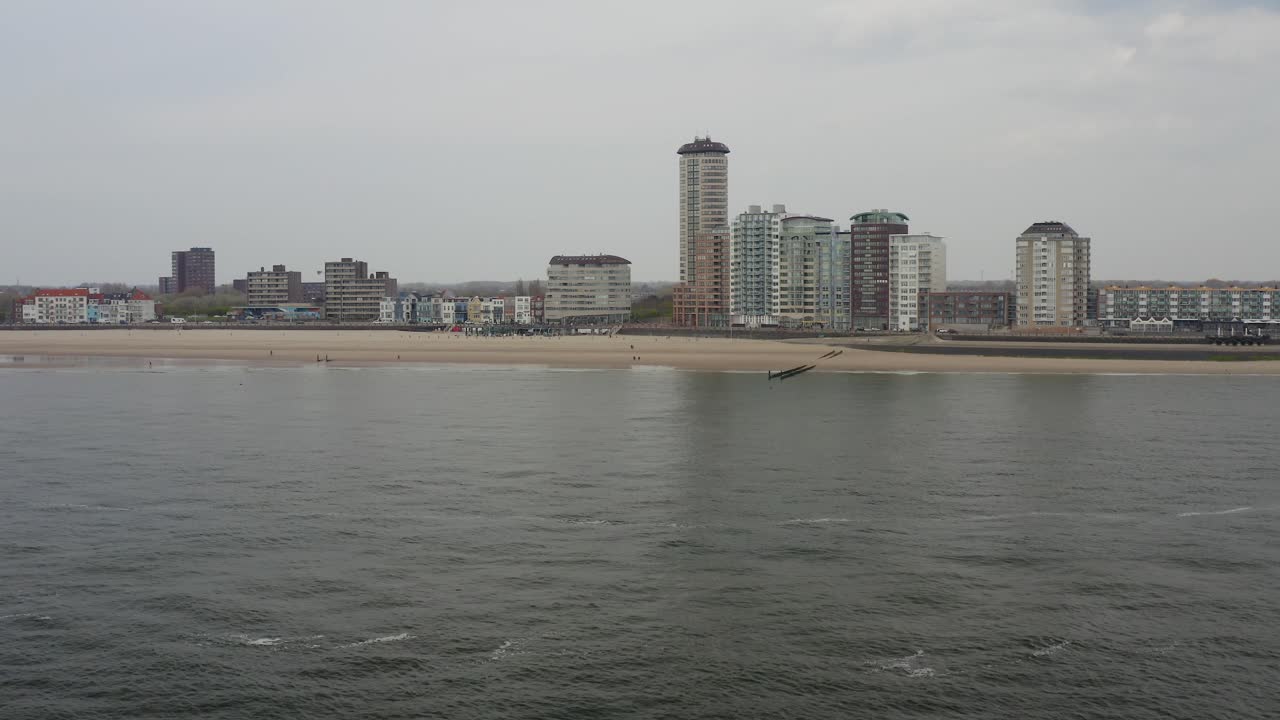toma aérea descendente de un horizonte frente al mar en vlissingen, zelanda, los países bajos