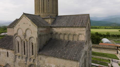 Edificio-De-Piedra-Y-Fachadas-De-La-Iglesia-Del-Monasterio-Ortodoxo-De-Alaverdi,-Georgia