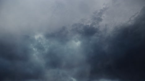 Tormenta-De-4k,-Volando-En-El-Cielo-Oscuro-Y-Nubes-En-Movimiento