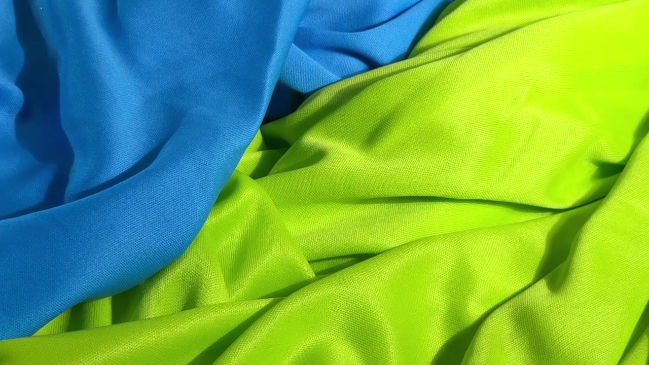 Close-up de Textura de Tecido Azul Vibrante e Verde Limão