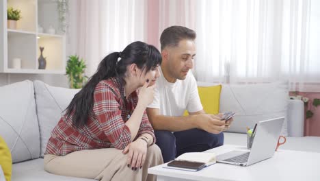 Marido-Y-Mujer-Comprando-En-Línea.-Las-Compras-En-Línea.