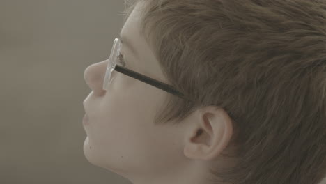 perfil de un niño mirando una pantalla