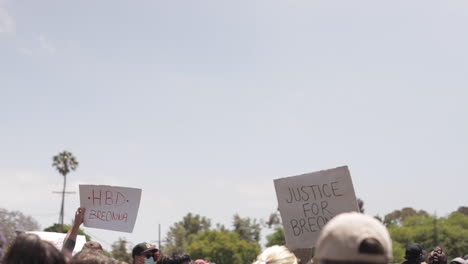 protestujący podnoszą potężne znaki na wiecu blm breonna taylor w los angeles