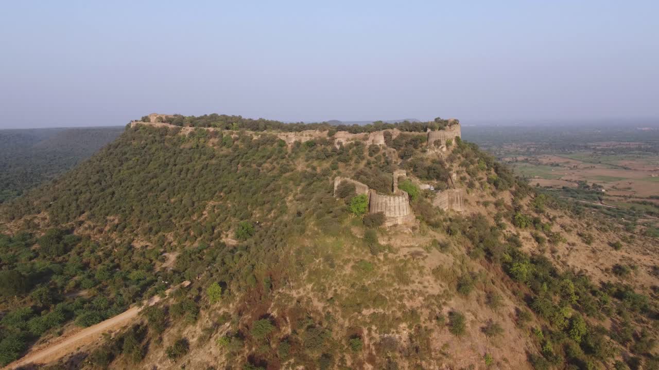 toma aérea de un antiguo fuerte en la cima de una colina en gwalior, india