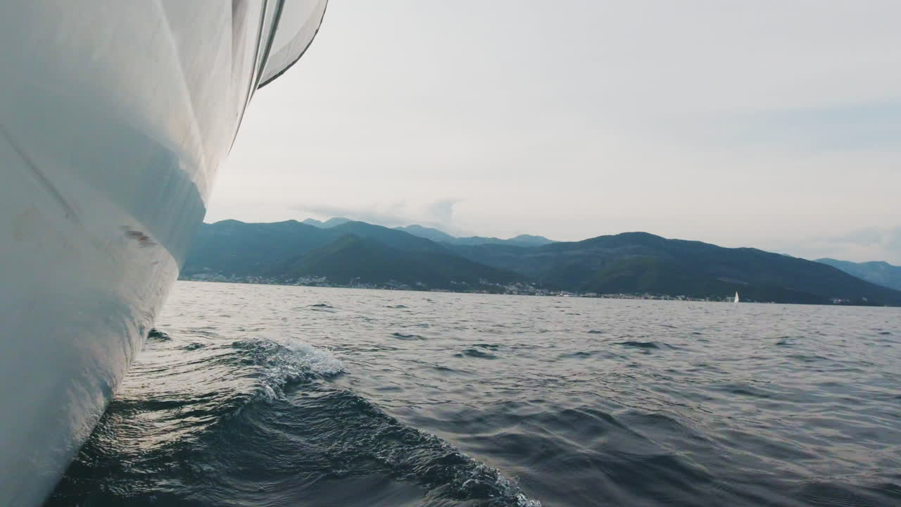 해안 에서 항해 하는 요트