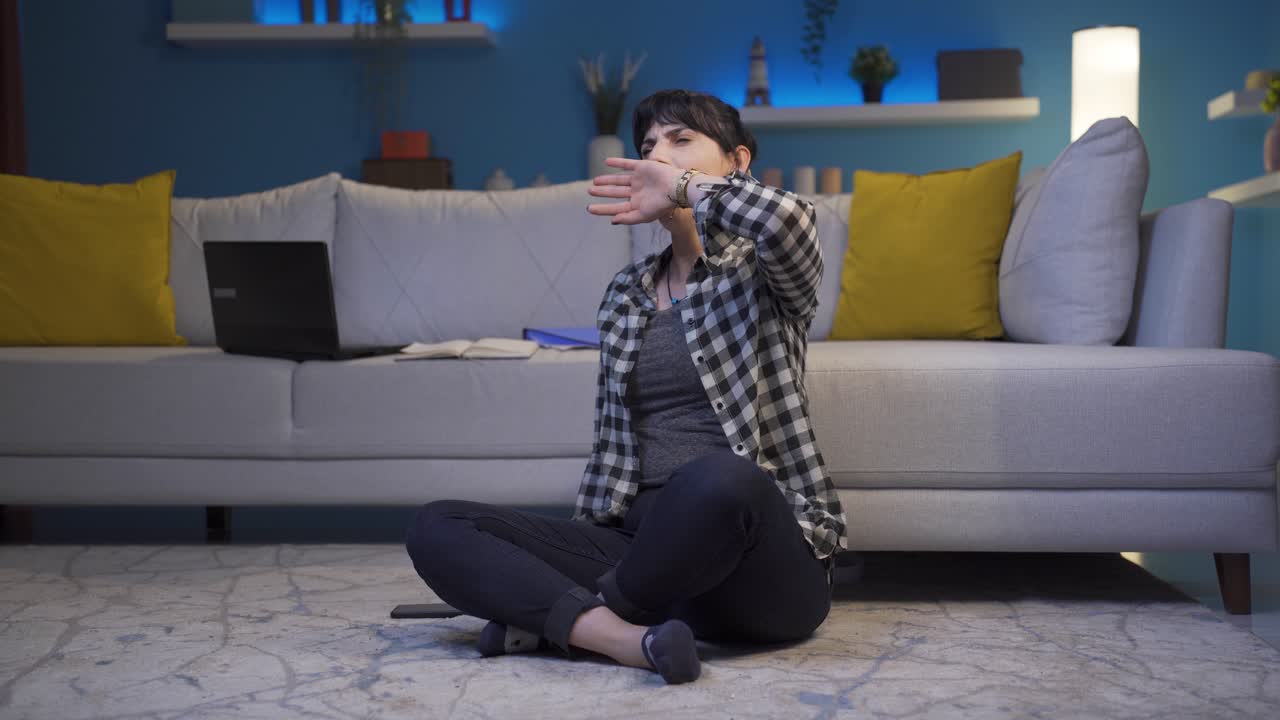 피곤하고 졸리는 여자.