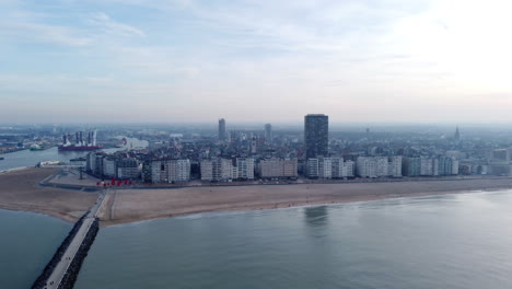 Muñeca-Aérea-En-La-Ciudad-De-Ostende-Junto-Al-Mar-Del-Norte-En-Bélgica