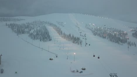 A-ski-resort-in-the-middle-of-the-winter-in-Ylläsjärvi,-Lapland,-Finland