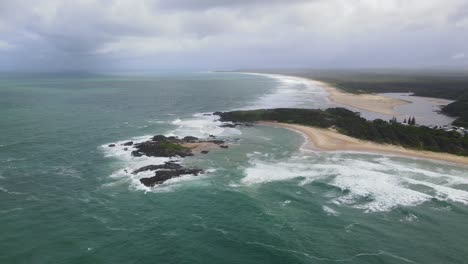 Mit-Blick-Auf-Die-Landspitze-Von-Bonville-Am-Stadtstrand-Von-Sawtell-In-New-South-Wales,-Australien