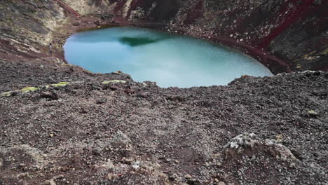 inclinación hacia arriba del lago de islandia en la base de una montaña en cámara lenta