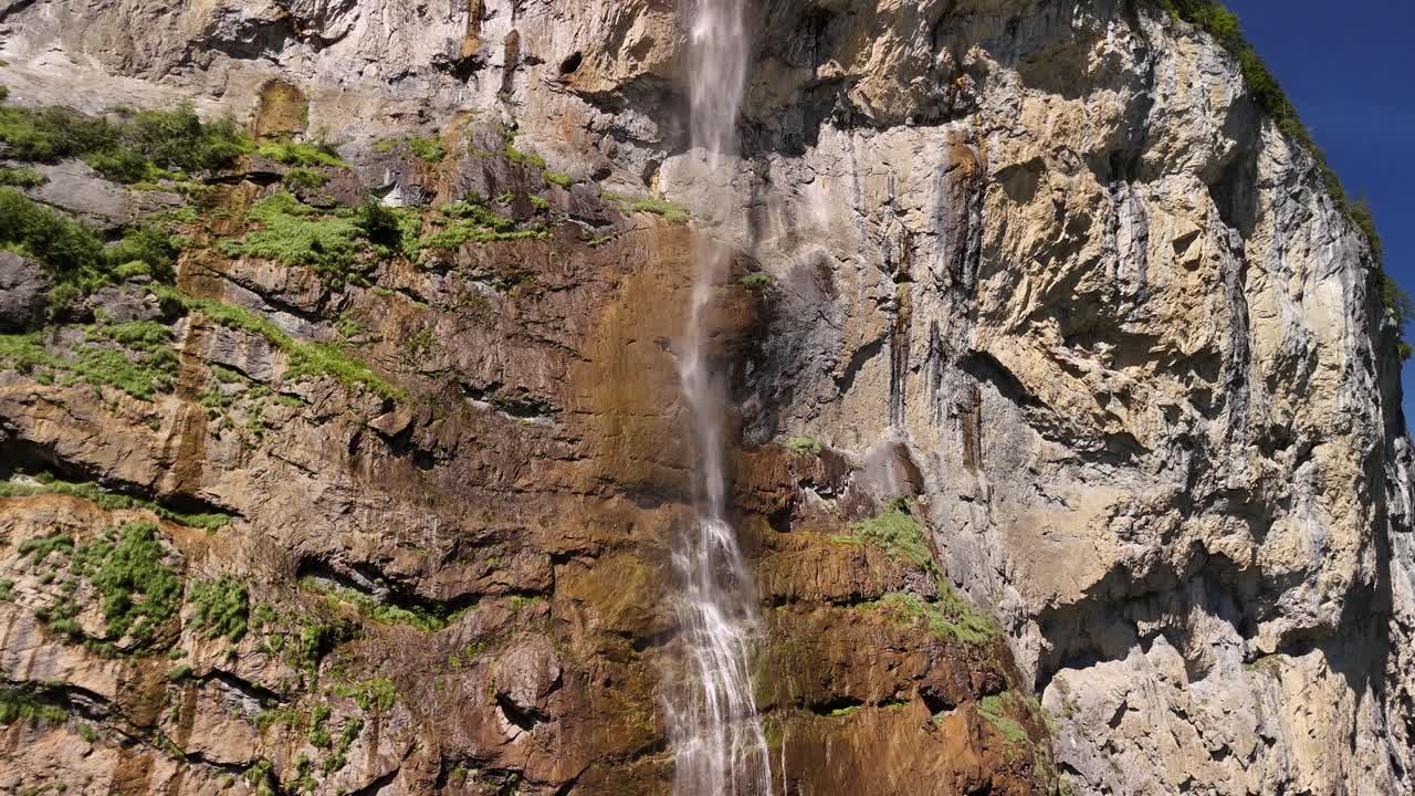 hermosa cascada alpes suizos acantilados de las montañas lado, suiza viajes en la naturaleza